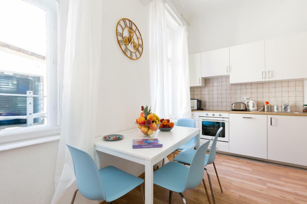 Vacation In Apartment *